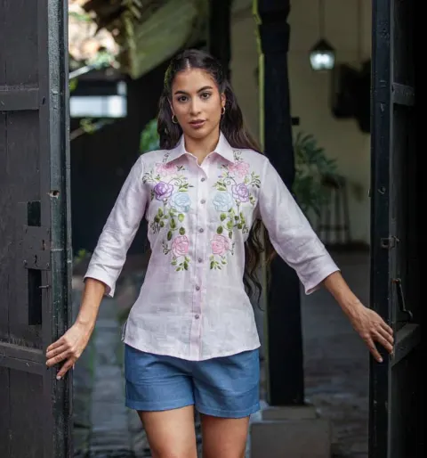 Detalle del bordado de la blusa Petra