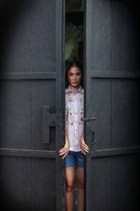 Blusa Petra en lino rosado con bordado floral hecho a mano