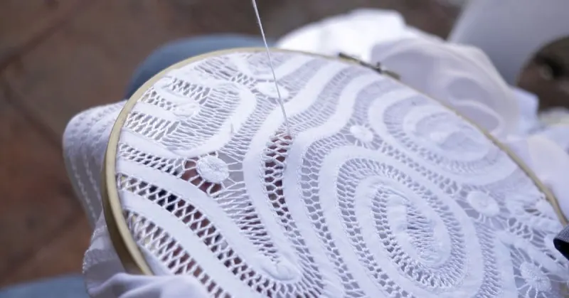 Cómo cuidar prendas de lino artesanales: guía para conservar bordados y calados