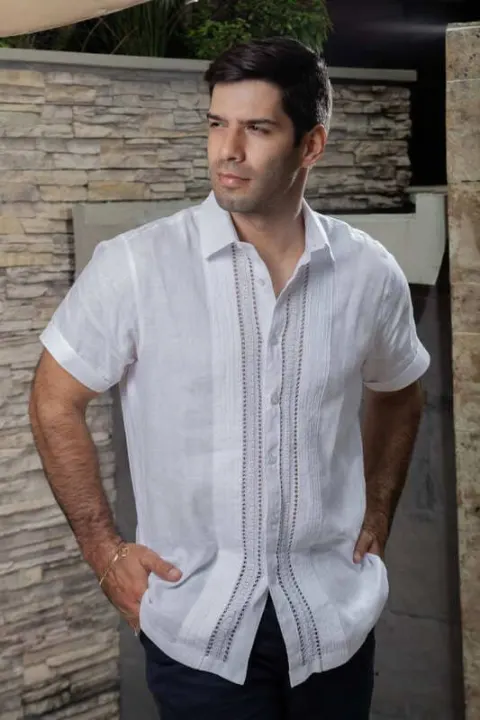 Guayabera de lino con bordado tradicional