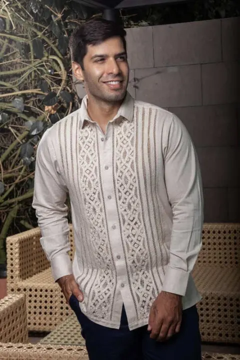 Camisa beige para eventos especiales, vista completa