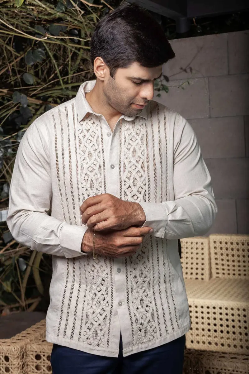 Camisa beige, detalle del bordado