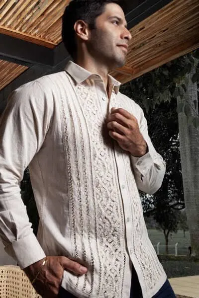 Camisa de lino y algodón beige bordada a mano