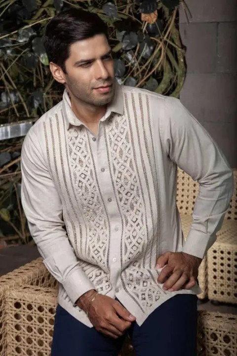 Camisa beige, detalle del cuello