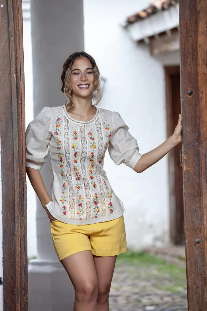 Blusa Beige Bordado Floral y Cuello Redondo