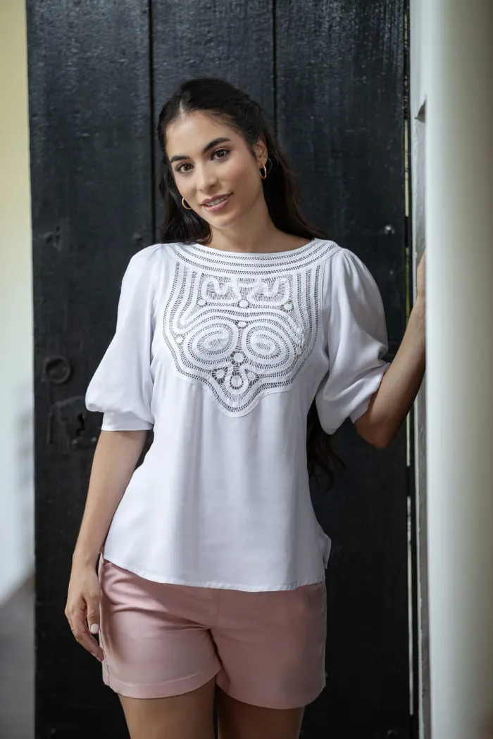 Blusa Blanca Bordada en Rayón Moscote rebelde