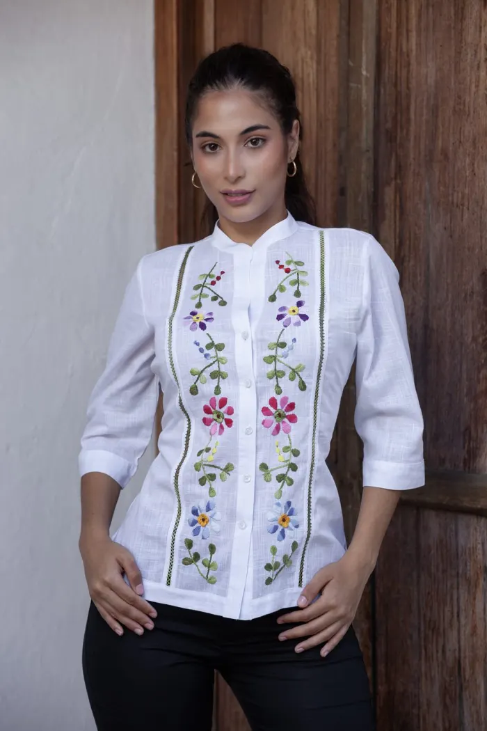Blusa Blanca Cuello Neru con Bordado Floral