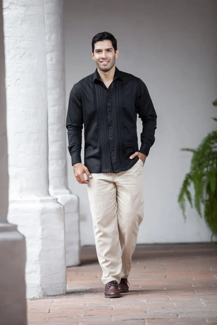 Camisa Guayabera Negra con Bordado Blanco Hilos de Medianoche