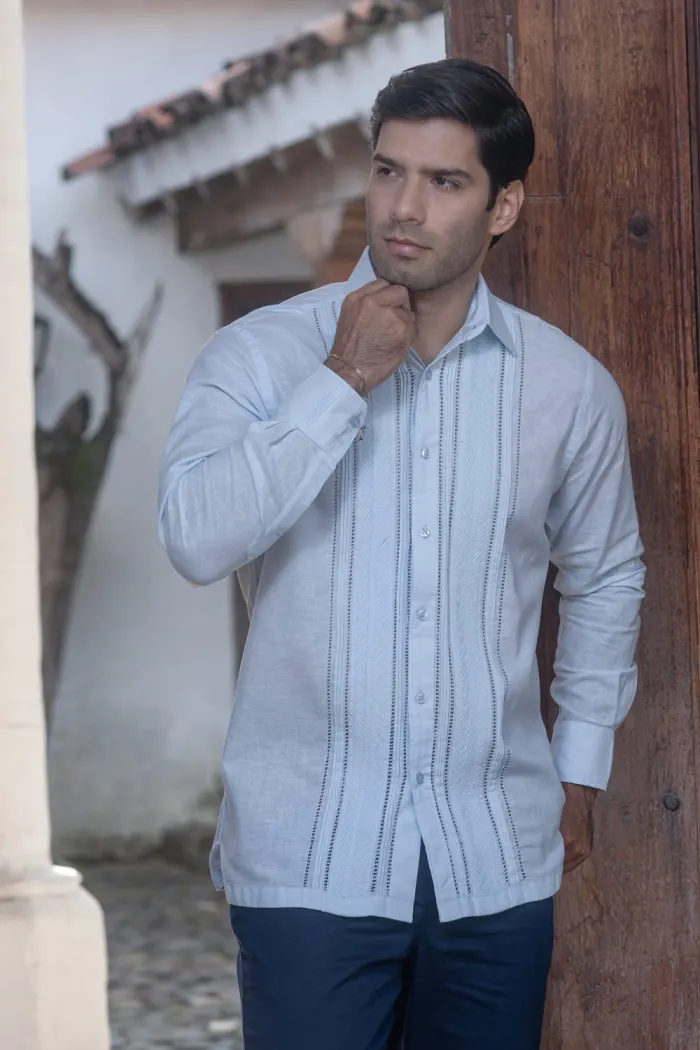 Guayabera Azul Cielo con Bordado Artesanal Columnas de Linaje