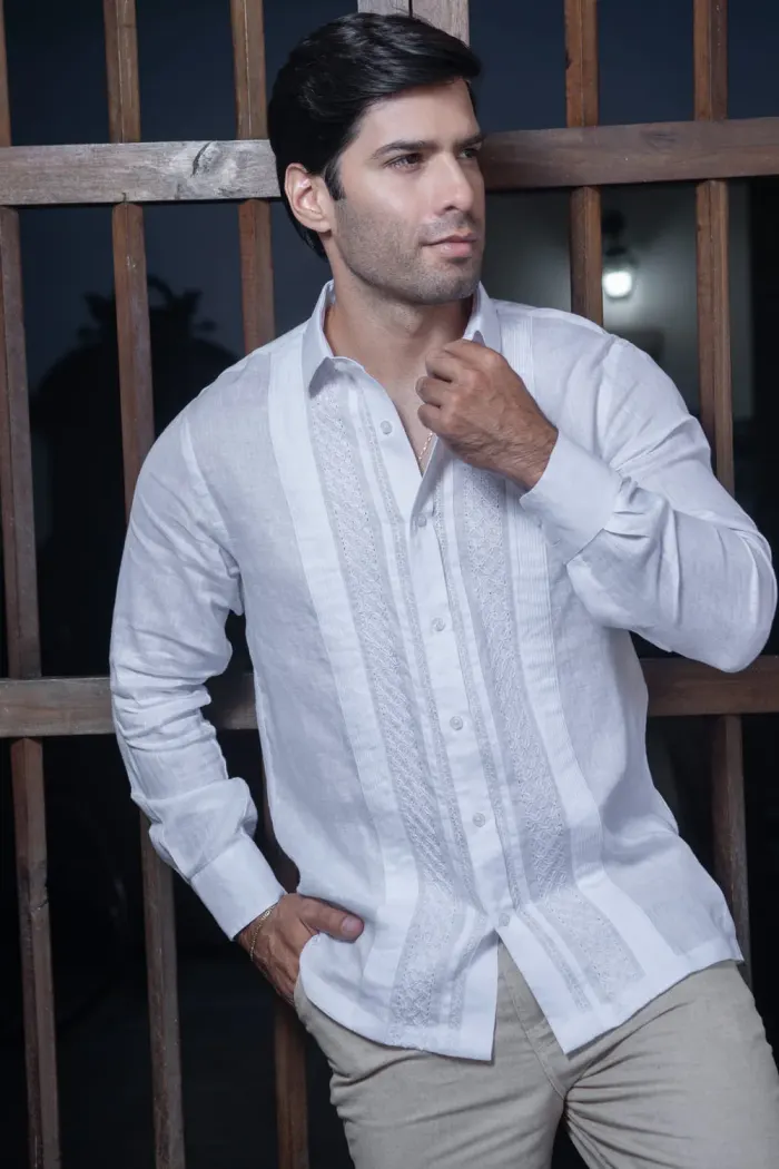 Guayabera Blanca Bordada a Mano Herencia Artesanal