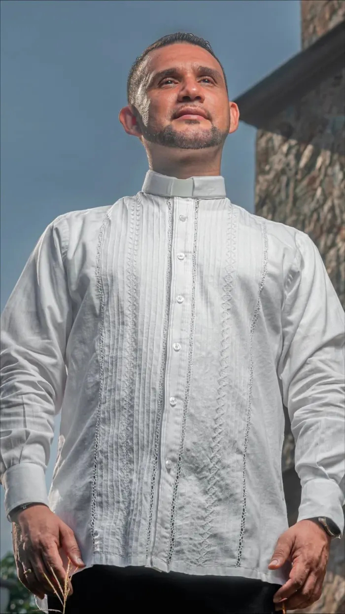 Guayabera Blanca Calada CLERIMAN – Colección 2025 – FE CLERIMAN – FRIXIO