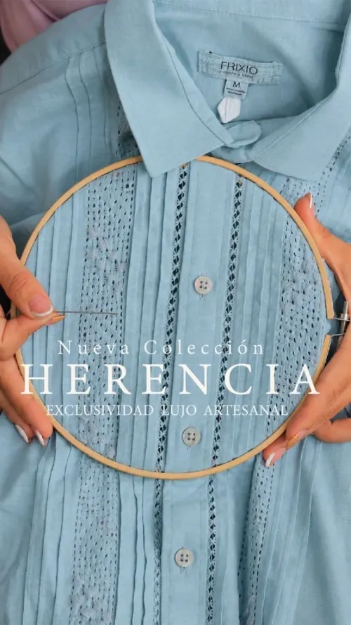 Artesana bordando una guayabera en el bastidor